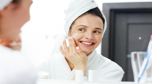 A women applying cream on her face